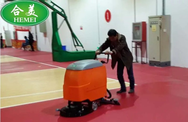 合美：青岛体育场用合美厂家手推式洗地机做保洁(图1)