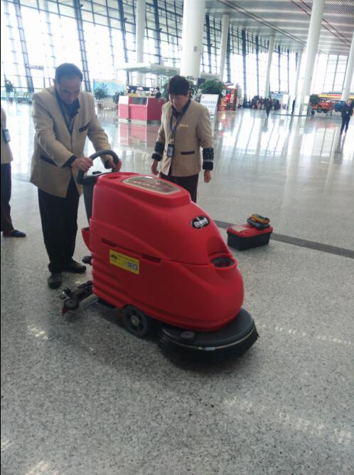 手推式洗地机驾驶式洗地机在机场的应用(图2)