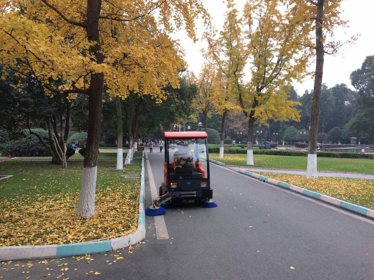 路驰洁电动扫地车再次服务西南民族大学(图1)