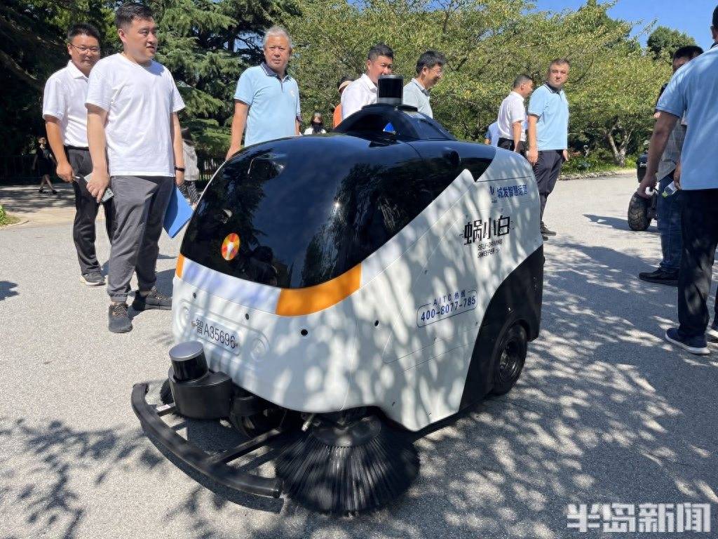 扫地机器人穿梭打扫、保安脚踩平衡车巡逻……太平山中央公园引进智慧化大物管(图3)