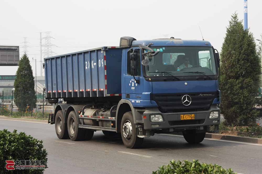 国内最垃圾车 北京环卫奔驰Actros 3332全挂垃圾车(图4)