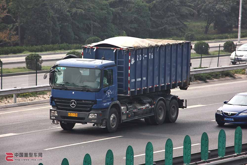 国内最垃圾车 北京环卫奔驰Actros 3332全挂垃圾车(图7)