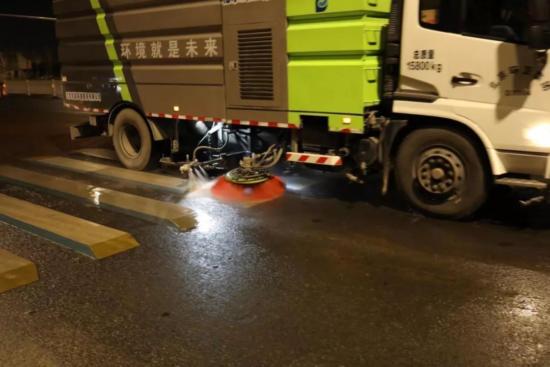 菏泽城区道路清洗改为夜间作业获市民称赞！(图2)
